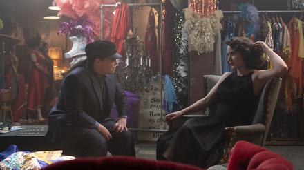 Susie Myerson (Alex Borstein, links) spricht „Midge“ Maisel (Rachel Brosnahan) Mut zu für ihre weitere Karriere.
