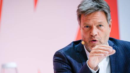 Robert Habeck, Bundesminister für Wirtschaft und Klimaschutz, mit Vertretern von Bund beim Powertalk im Rahmen des 24. Deutschen Eigenkapitaltag in der Hauptstadtrepräsentanz der Deutschen Telekom.