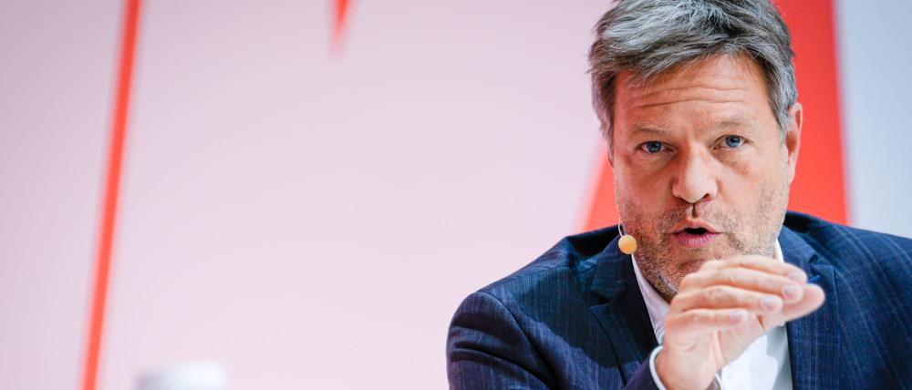 Robert Habeck, Bundesminister für Wirtschaft und Klimaschutz, mit Vertretern von Bund beim Powertalk im Rahmen des 24. Deutschen Eigenkapitaltag in der Hauptstadtrepräsentanz der Deutschen Telekom.