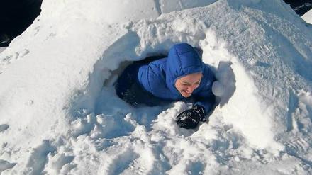 Dieser Schneehaufen soll einmal ein Iglu werden.