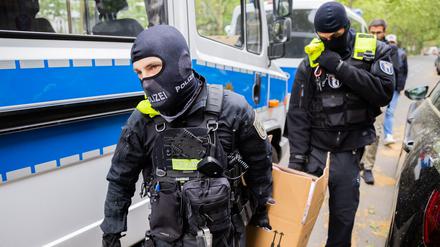 Polizisten bei einer der Hausdurchsuchungen gegen die „Letzte Generation“ am Mittwoch in Berlin.