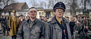 Kämpfen bis zum Untergang. Florian Schmidtke als SS-Mann Dörfler und Alexander Scheer als Obersturmbannführrer von Starnfeld.