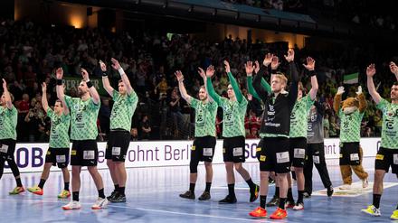 Die Spieler von den Füchsen Berlin feiern den Sieg nach dem Spiel zwischen den Füchsen Berlin und GWD Minden am 20.05.2023 in Berlin, Deutschland. (Foto von City-Press GmbH)