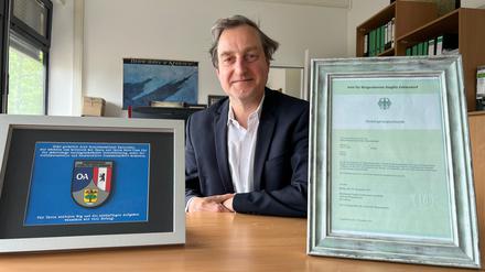 Stadtrat Michael Karnetzki in seinem Büro: Auf dem Tisch stehen Dankesschreiben seiner Ämter.