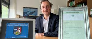 Stadtrat Michael Karnetzki in seinem Büro: Auf dem Tisch stehen Dankesschreiben seiner Ämter.