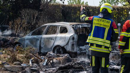 Auch mehrere Autos wurden zerstört.