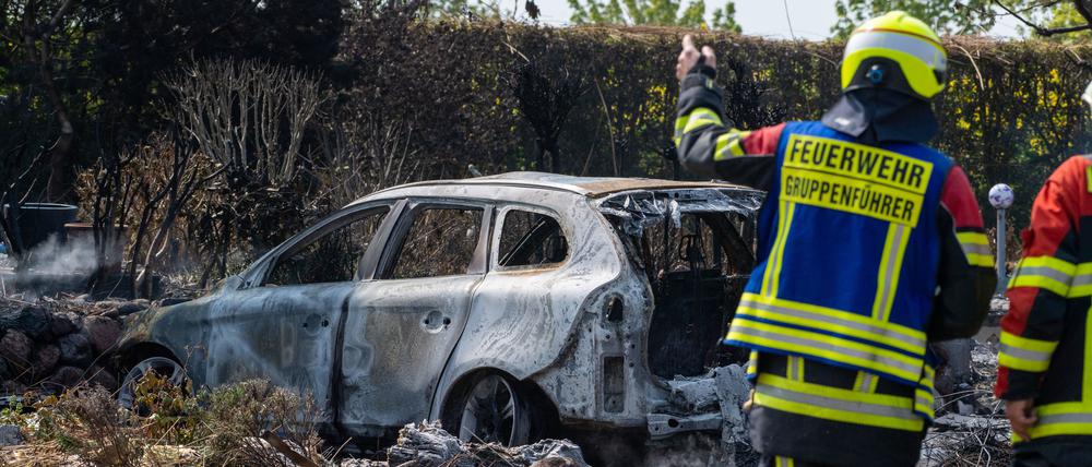 Auch mehrere Autos wurden zerstört.