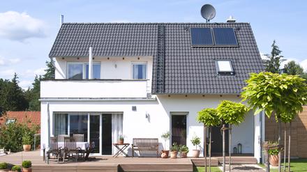 In den vergangenen zehn Jahren wurden rund 85.000 Einfamilienhäuser pro Jahr gebaut. Durch stark steigende Material- und Energiekosten, teurere Finanzierungen und fehlende Bau- und Handwerkskapazitäten sinken aber die Zahlen.