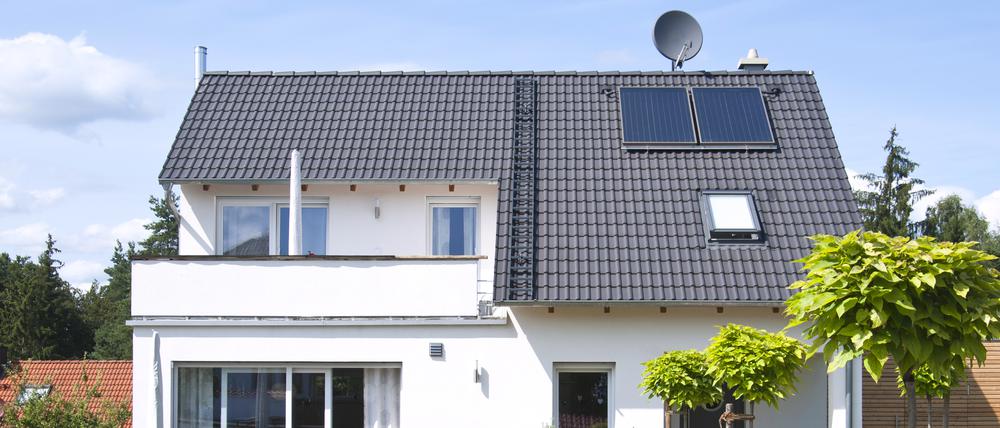 In den vergangenen zehn Jahren wurden rund 85.000 Einfamilienhäuser pro Jahr gebaut. Durch stark steigende Material- und Energiekosten, teurere Finanzierungen und fehlende Bau- und Handwerkskapazitäten sinken aber die Zahlen.