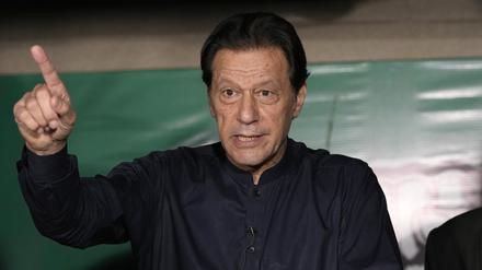 In Pakistan hat die Regierung eine Ausreisesperre für den ehemaligen Regierungschef Imran Khan verhängt.