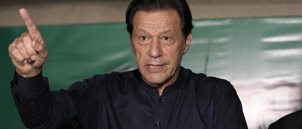In Pakistan hat die Regierung eine Ausreisesperre für den ehemaligen Regierungschef Imran Khan verhängt.