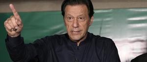 In Pakistan hat die Regierung eine Ausreisesperre für den ehemaligen Regierungschef Imran Khan verhängt.