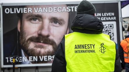 Ein Mitarbeiter von Amnesty International bei einer Aktion zur Unterstützung von Olivier Vandecasteele am 22. Januar 2023.