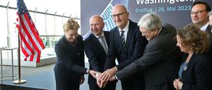 Franziska Giffey (SPD, l-r), Wirtschaftssenatorin in Berlin, Kai Wegner (CDU), Regierender Bürgermeister in Berlin, Dietmar Woidke (SPD), Ministerpräsident in Brandenburg, Jörg Steinbach, (SPD), Wirtschaftsminister in Brandenburg, Aletta von Massenbach, Vorsitzende der Geschäftsführung der Flughafen Berlin Brandenburg GmbH, und Oliver Luksic (FDP), Staatssekretär im Bundesverkehrsministerium, schneiden zum Erstflug von United Airlines von Berlin nach Washington, D.C., auf dem Flughafen Berlin Brandenburg Willy Brandt eine Torte an.