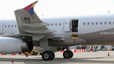 Die Maschine der Asiana Airlines mit der geöffneten Tür steht am Flughafen in Daegu in Südkorea.