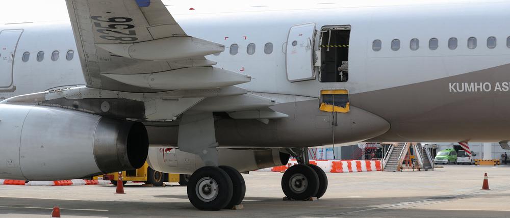Die Maschine der Asiana Airlines mit der geöffneten Tür steht am Flughafen in Daegu in Südkorea.