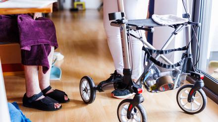 Der Bundestag hat ein neues Gesetz verabschiedet, das die Situation in der Pflege verbessern soll.