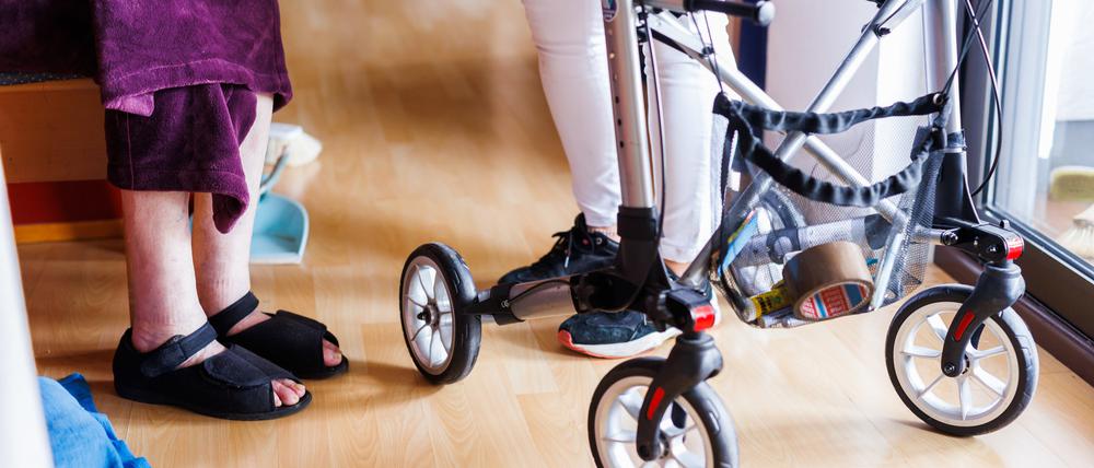 Der Bundestag hat ein neues Gesetz verabschiedet, das die Situation in der Pflege verbessern soll.