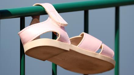 Erst verbummelt, dann vermisst: Herrenlose Kinderschuhe sind in Berlin ein alltägliches Bild.