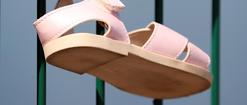 Erst verbummelt, dann vermisst: Herrenlose Kinderschuhe sind in Berlin ein alltägliches Bild.