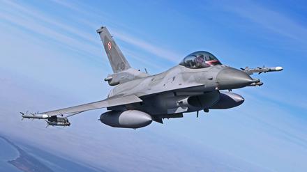 Ein Kampfflugzeug vom Typ Lockheed Martin F-16 Fighting Falcon der polnischen Luftwaffe. 