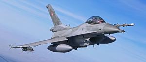 Ein Kampfflugzeug vom Typ Lockheed Martin F-16 Fighting Falcon der polnischen Luftwaffe. 