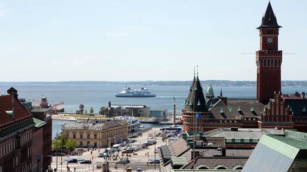 Blick auf den Hafen von Helsingborg mit dem Rathaus (r) der Stadt am Öresund.