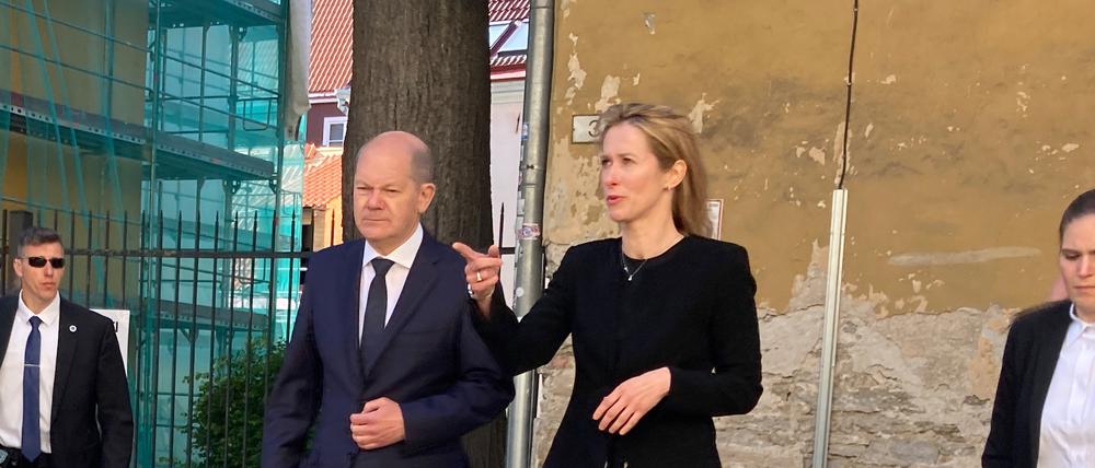 Während eines kurzen Stadtspaziergangs zum nächsten Termin bekommt Olaf Scholz von Estlands Ministerpräsidentin Kaja Kallas Tallinn gezeigt.