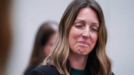 Caitlin Bernard erscheint zur letzten Anhörung im Rahmen einer Klage des Generalstaatsanwalts Todd Rokita, der ihr vorwirft, gegen Gesetze zum Schutz der Privatsphäre von Patienten und gegen Meldegesetze verstoßen zu haben.