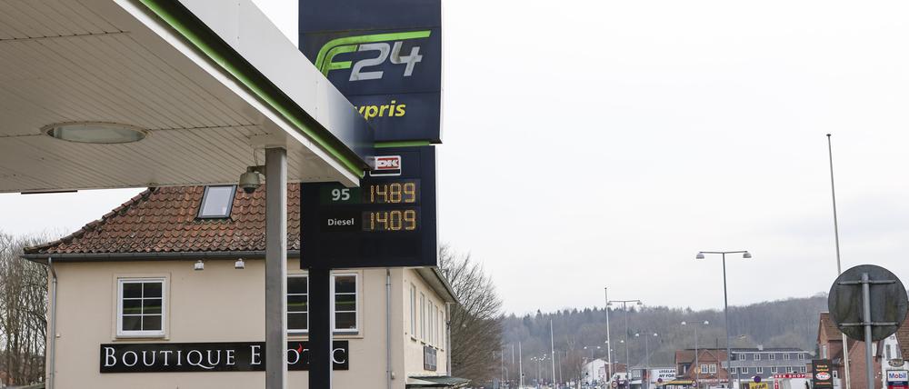 Dänemark, Kruså: Autos aus Deutschland stehen in einer Schlange an einer dänischen Tankstelle. Beim Tanken im Ausland sind die Spritpreise manchmal billiger als in Deutschland. (