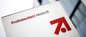 Der Medienkonzern ProSiebenSat.1 ist zum Jahresauftakt wegen des anhaltend schwachen TV-Werbegeschäfts in die roten Zahlen gerutscht.
