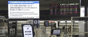 Eine elektronische Anzeigetafel am internationalen Flughafen Narita, östlich von Tokio, zeigt einen Hinweis auf das Erdbeben.
