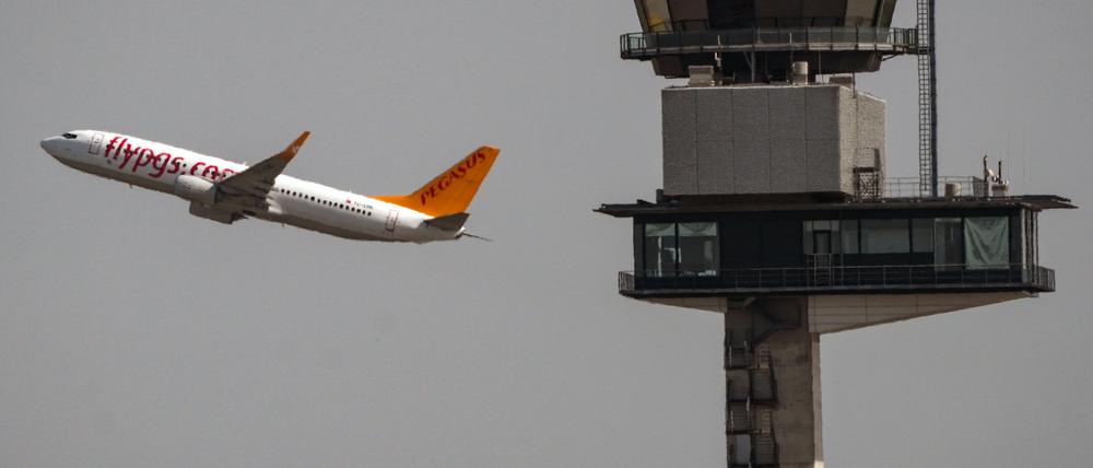 Eine Boeing 737 der türkischen Flugzeuggesellschaft Pegasus Airlines hebt vom Flughafen Berlin-Brandenburg ·Willy Brandt· ab und fliegt am Tower vorbei.