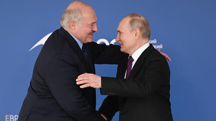Bruderliebe: Der russische Präsident Wladimir Putin und der belarusische Präsident Alexander Lukaschenko beim Treffen der Eurasischen Wirtschaftsunion am 24. Mai in Moskau.