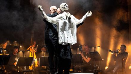 Der Bariton Florian Boesch führt die Puppe in der szenischen Version der „Schönen Müllerin“ nach Franz Schubert an der Berliner Staatsoper. 
