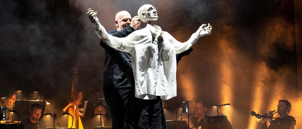 Der Bariton Florian Boesch führt die Puppe in der szenischen Version der „Schönen Müllerin“ nach Franz Schubert an der Berliner Staatsoper. 