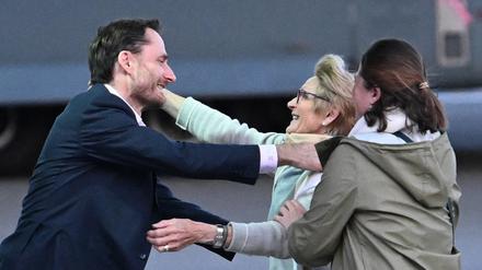 Olivier Vandecasteele (links), belgischer Entwicklungshelfer trifft seine Familie bei der Ankunft auf dem Militärflughafen Melsbroek.