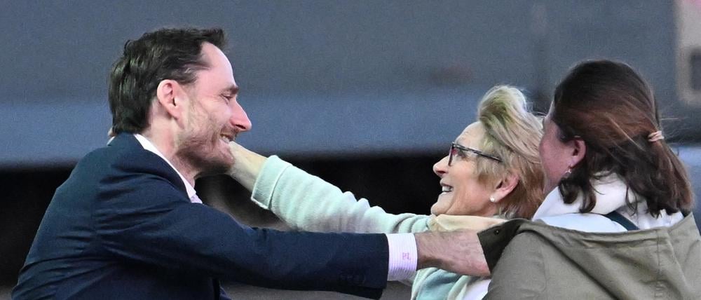 Olivier Vandecasteele (links), belgischer Entwicklungshelfer trifft seine Familie bei der Ankunft auf dem Militärflughafen Melsbroek.
