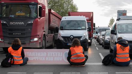Aktivisten der Gruppierung „Letzte Generation“ blockieren eine Kreuzung an der Landsberger Allee in Berlin (Symbolbild).