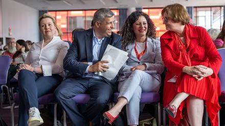 Franziska Giffey (l-r), Raed Saleh, beide Landesvorsitzende der SPD Berlin, Cansel Kiziltepe, Senatorin für Arbeit, und Ina Czyborra, Gesundheitssenatorin, nehmen am Landesparteitag Berliner SPD teil. 