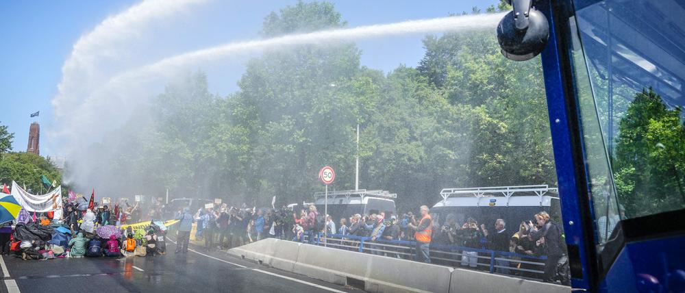 Die Polizei ist mit Wasserwerfern gegen Extinction Rebellion in Den Haag im Einsatz.