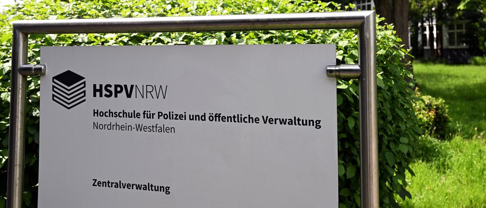 Ein Schild weist auf die Zentralverwaltung der Hochschule für Polizei und öffentliche Verwaltung Nordrhein-Westfalen hin. 