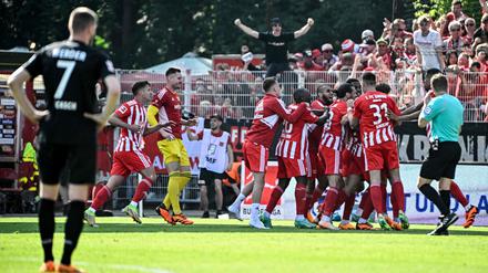 Der 1. FC Union feiert die später Erlösung.