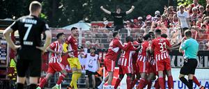 Der 1. FC Union feiert die später Erlösung.