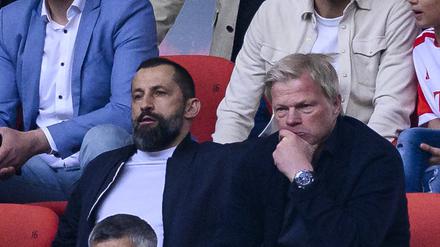 Münchens Sportvorstand Hasan Salihamidzic (M) und Münchens Vorstandsvorsitzender Oliver Kahn (r) sitzen am 20. Mai auf der Tribüne. 