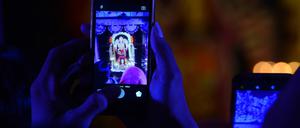 Mit einem Smartphone werden Fotos gemacht (Symbolbild).