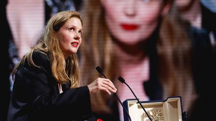 Regisseurin Justine Triet erhält die Goldene Palme. 