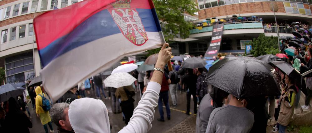 Ein Demonstrant mit der serbischen Nationalflagge.
