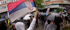 Ein Demonstrant mit der serbischen Nationalflagge.