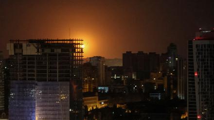 Die Explosion einer Drohne ist am Himmel über Kiew während eines russischen Drohnenangriffs inmitten des russischen Angriffs auf die Ukraine zu sehen.